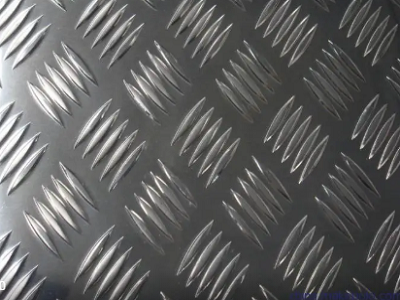 Tecnología de operación para reducir la deformación del procesamiento de la placa de aluminio estampada